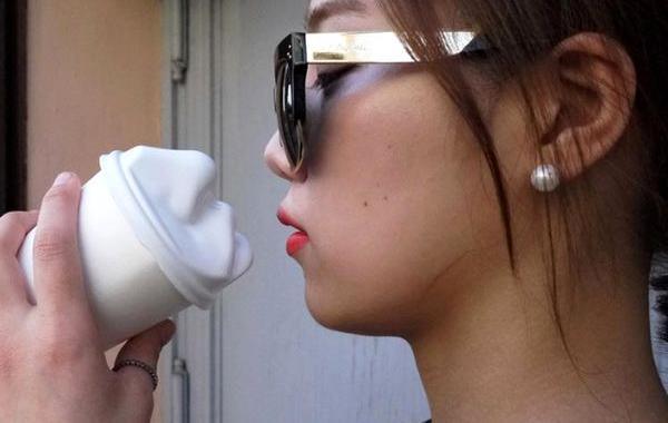 стаканчик с кофе с губами, губасты стаканчик кофе, стакан кофе с губами