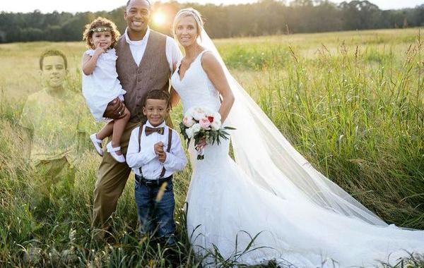 Мама попросила фотографа добавить её покойного сына в свадебную фотографию