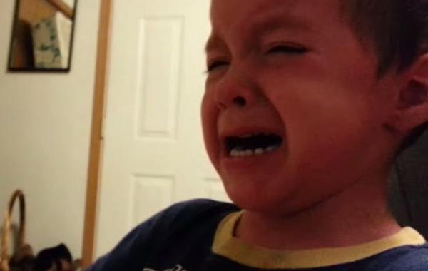 "Папа украл мой нос и ухо"! Безобидные фокусы папы пугают ребенка не на шутку