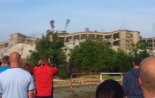 Оператора чуть не убило камнем, отлетевшим от рухнувшего здания