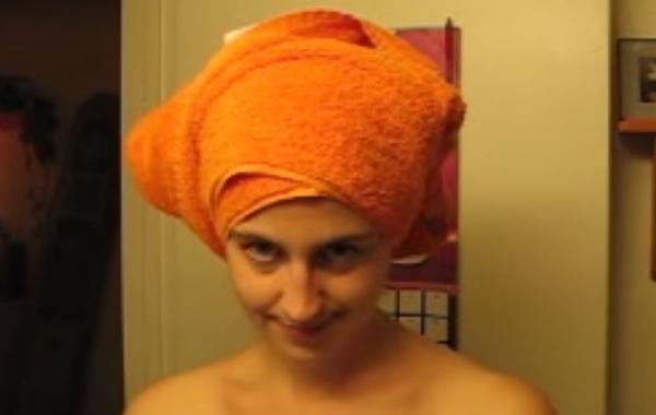 Кот запрыгивает девушке на голову