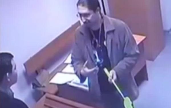 Казахстанский адвокат Евгений Танков напал на судью.. с мухобойкой