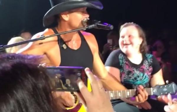 Исполнитель на своем концерте сделал больную девочку с синдромом Дауна самой счастливой в мире