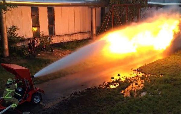 огнемет против пожарного шланга, огнемет против воды, огнемет против пожарного