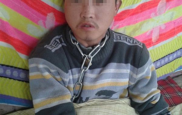 родители посадили сына на цепь в наказание за воровство, Чжуан Юань Chuang Yuan