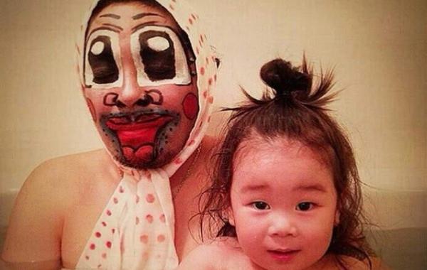 Веселый папа устраивает настоящий маскарад в ванной для своей маленькой дочери