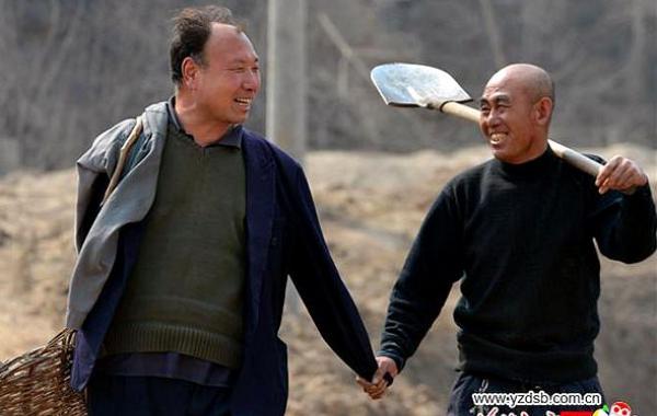 Слепой китаец и его безрукий друг за 10 лет посадили 10 000 деревьев, Jia Haixia, Jia Wenqi 