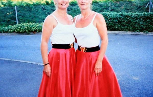 60-летние сестры-близнецы, которые носят одинаковую одежду в течении 14 лет60-летние сестры-близнецы, которые носят одинаковую одежду в течение 14 лет