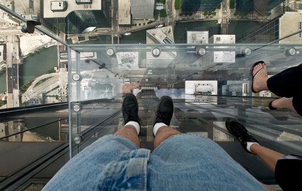 Балкон из стекла на 103 этаже небоскреба в Чикаго