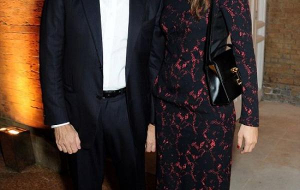 Из-за скандального снимка жену Абрамовича Дарью Жукову обвинили в расизме, стул