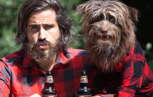 Парень и его собака носят одинаковые наряды, Тофер Брофи  и Розенберг