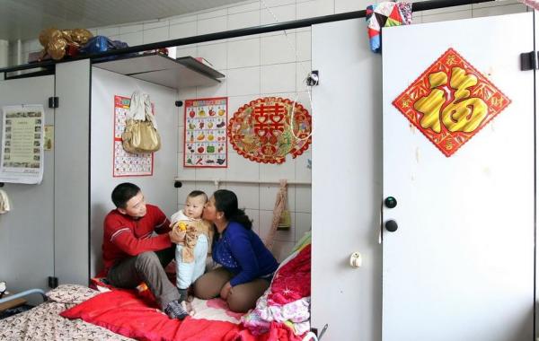 Семья живет в туалете