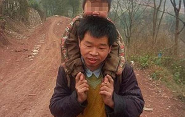 Папа каждый день носит сына инвалида в школу