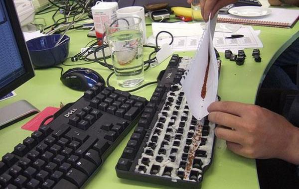 Остроумные способы как разыграть своих друзей и коллег