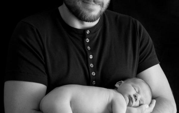 Эта была бы очаровательная фотосессия, если бы ребенок не обгадил папу во время съемки