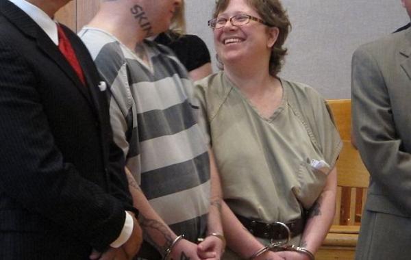 Пара, которая улыбалась, после того как их приговорили к пожизненному заключению