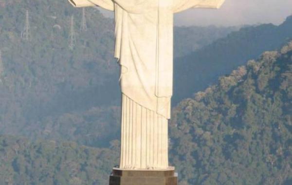 Подъем на 40-метровую статую Христа-Искупителя и впечатляющие фотографии