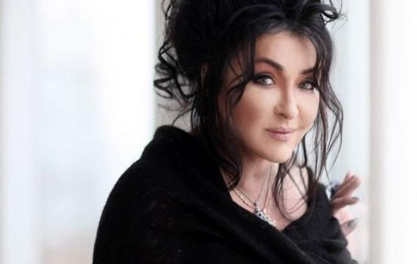 Лолита муз-тв, Лолита комбинезон декольте 