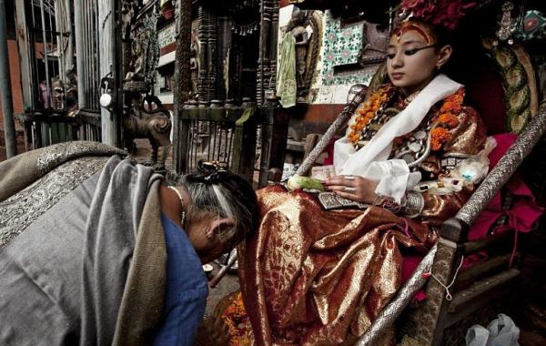 Кумари - жизнь девочки-богини, чьи ноги не касаются земли