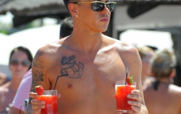 откровенные мужские плавки, новая мужская мода, пляжная мода