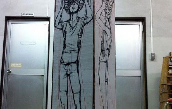 Жутковатая скульптура, сделанная из огромного цельного куска дерева