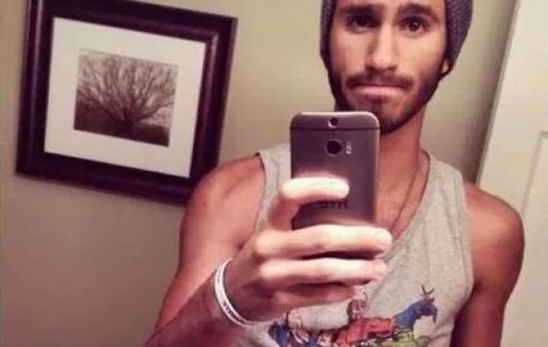 Вся семья решила приколоться над сыном, повторив его фото в ванной