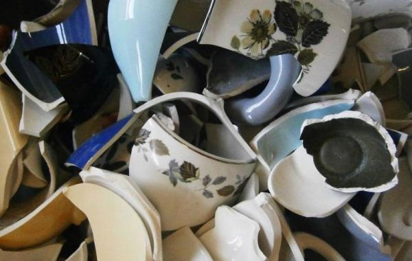 Из разбитой антикварной посуды, художнца создает новые сервизы