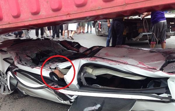 Большой палец вверх от выживших, из смятого в лепешку автомобиля