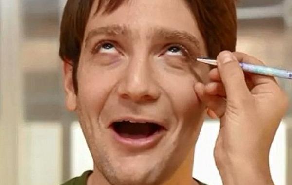 Смешное видео о том, как мужчинам впервые в жизни нанесли макияж