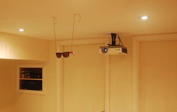 Как можно весело развлечься при помощи солнцезащитных очков и проектор