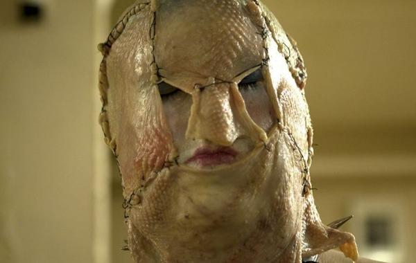 Отвратительные костюмы сшитые целиком из сырой куриной кожи как вызов современному обществу