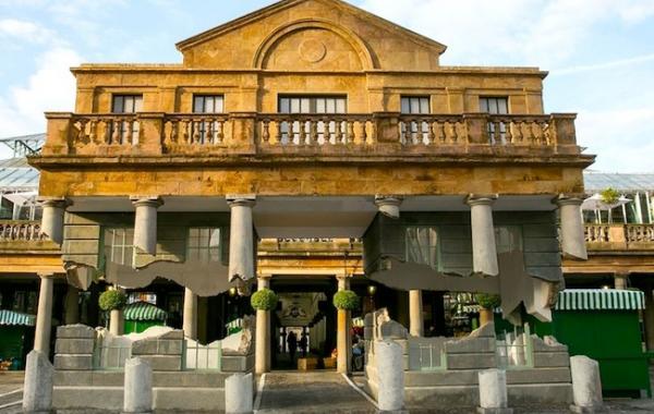 Удивительная оптическая иллюзия, позволяющая верхней половине исторического здания парить в воздухе