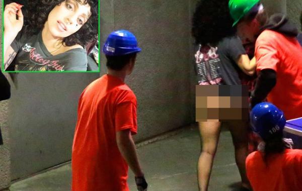 Леди Гага оголила зад, Леди Гага выступление в Гамбурге, Леди Гага в стрингах, Леди Гага работники сцены