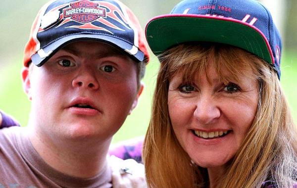 фотограф с синдромом Дауна, Оливер Хеллоуэл, Oliver Hellowell