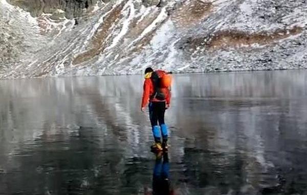 кристально чистое замерзшее озеро, озеро Высокие Татры, на чистом замерзшем озере