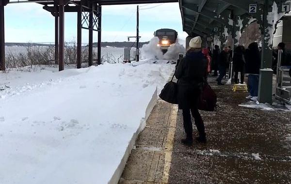 поезд с головой накрыл снегом встречающих, поезд снег встречающие, Amtrack 