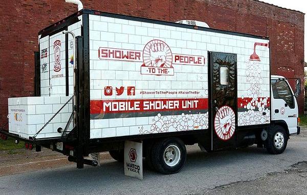 превратил грузовик в душ на колесах, грузовик душ для бездомных, Джейк Остин, Jake Austin