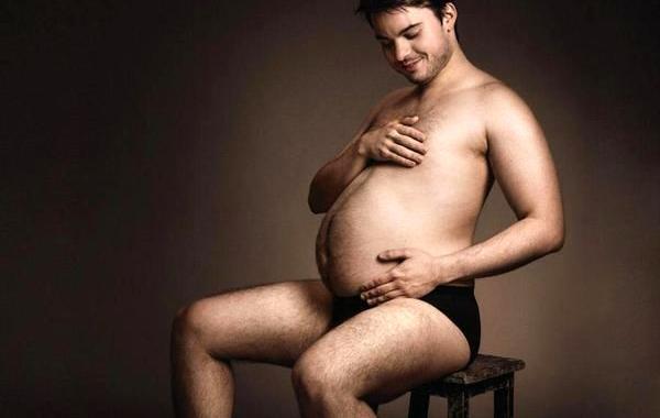 Мужчины с пивными животами в образе беременных мам, пивные животы как беременные животы мам