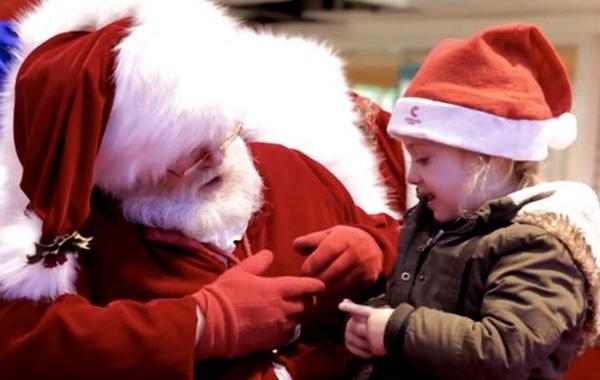 Санта на языке жестов с девочкой, Санта-Клаус язык жестов с девочкой, глухая девочка Санта Клаус на языке жестов