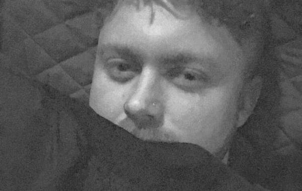 лежит в кровати с друзьями в баре, обхитрил свою девушку