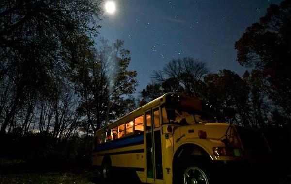 дом на колесах из школьного автобуса, внутри дома на колесах