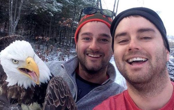 селфи с белоголовым орланом, братья освободили орлана селфи, братья селфи орел