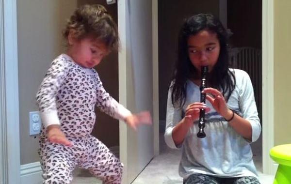 девочка танцует под дабстеп, что слышит в голове и танцует на самом деле