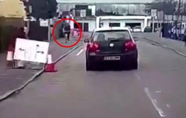 велосипедист отомстил водителю, велосипедист отомстил сбившему его водителю, велосипедист разбил окно месть