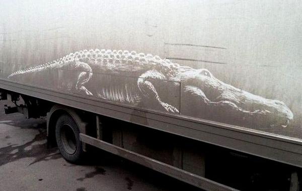 Никита Голубев, рисует из автомобильной грязи, рисунки на грязных автомобилях