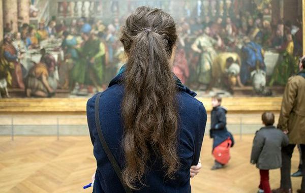 Что видит памятник, нетипичные туристические фотографии, достопримечательности снятые со спины