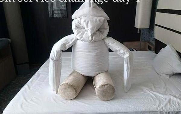 заскучавший турист в Баку, фигуры из постельного белья в отеле, скульптуры из постельного белья в отеле