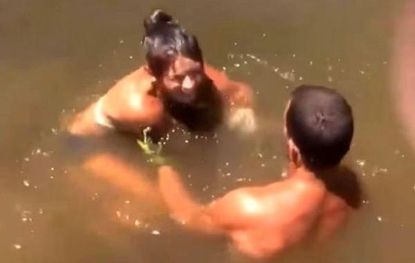 поймала сома на руку, девушка поймала сома на руку, нудлинг видео