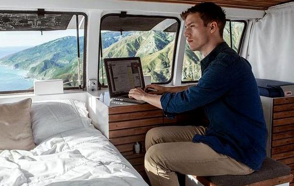 сильный дом на колесах, превращение фургона в дом на колесах, из машины дом на колесах