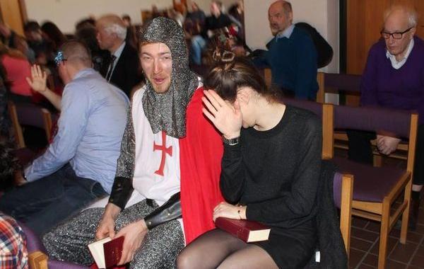 пришёл на крестины в костюме крестоносца, пришёл на праздник в костюме крестоносца